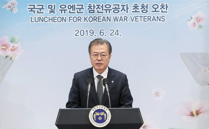 President Moon Jae-in on June 24 delivers a speech to Korean War veterans in a luncheon at Cheong Wa Dae.